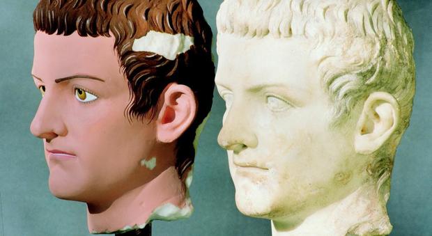 Un'immagine del ritratto di Caligola (destra) del 37-41 d.C. con copia in marmo policromo (sinistra)