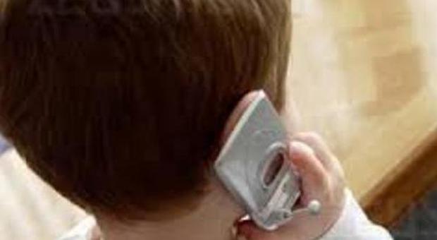 Cellulari, i pediatri: «Non dateli ai bambini prima dei dieci anni»