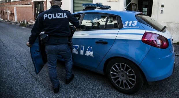 Napoli, lancia il cane dal balcone: cittadini inveiscono e chiamano la polizia, denunciato trentenne