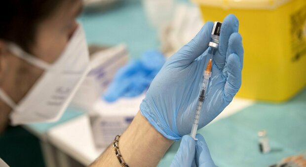 Vaccini, in Campania in 2.390.004 hanno ricevuto la seconda dose