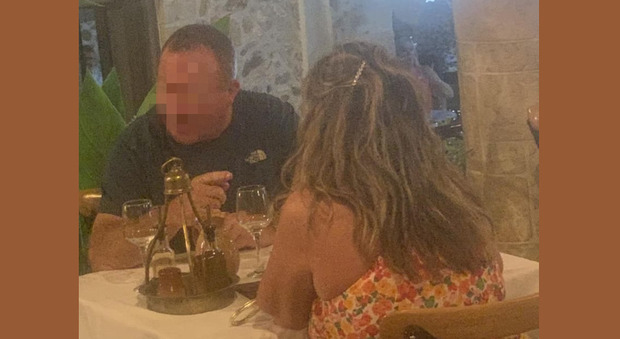 Coppia di turisti a Creta fugge da tre ristoranti senza pagare il conto: «Il cibo fa schifo». Il titolare pubblica la loro foto