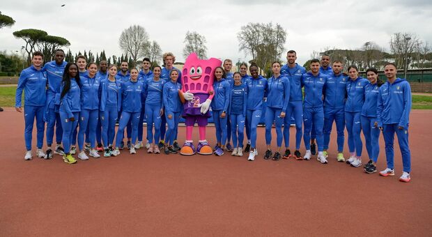 La mascotte degli Europei di Atletica Roma 2024 con gli atleti azzurri delle staffette