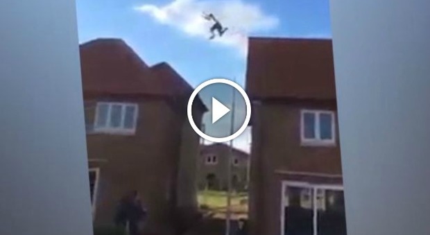 Il ragazzo salta da un tetto all'altro, il video choc della polizia: "Tragedia sfiorata"