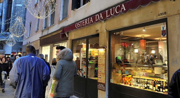 Venezia, il cameriere: "Vi racconto la verità sul conto da 1.143 euro ai turisti giapponesi"