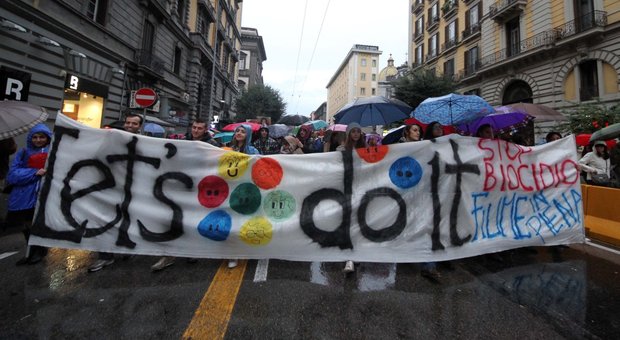 Stop Biocidio, sabato corteo «aperto a tutti» contro De Luca