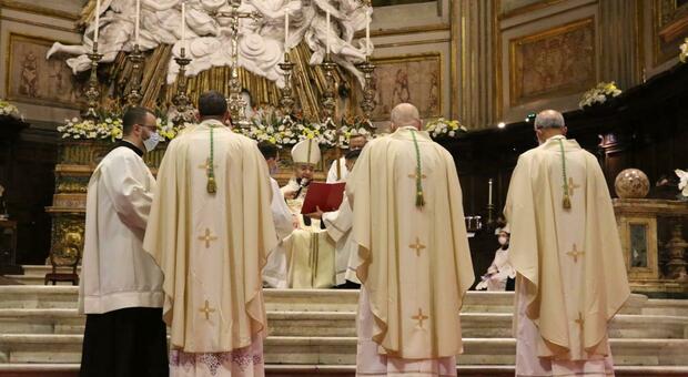 Napoli, Don Battaglia ordina i vescovi ausiliari: «Episcopato sia un servizio per la comunità, non per la carriera»