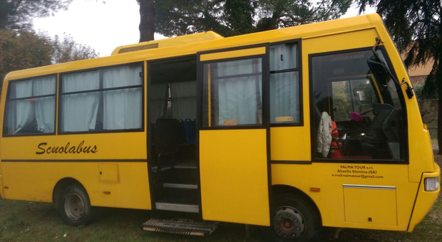 Scuolabus finisce fuori strada, a bordo 20 bambini: ci sono feriti