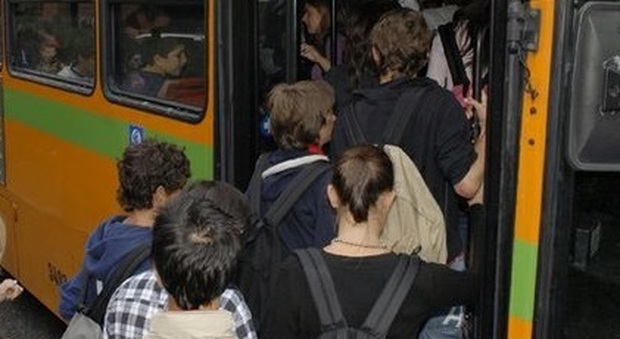 Studenti prendono il bus. Immagine di archivio