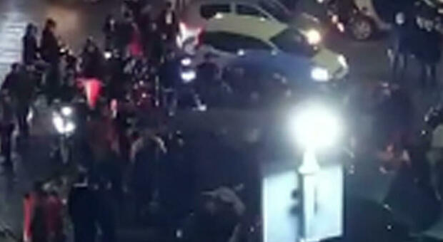 Centocelle, maxi-rissa a piazza delle Gardenia: un arresto, la polizia spara in aria