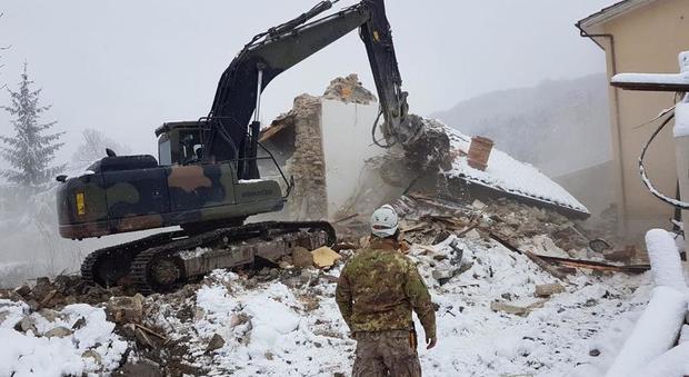 Il Genio dell'Esercito demolisce l'edificio numero mille del cratere
