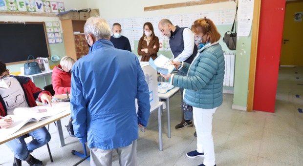 Elezioni 2021, l'affluenza ai ballottaggi in Campania a quota 35,88%: a Benevento vota il 43,58%, Caserta si ferma al 33,19%