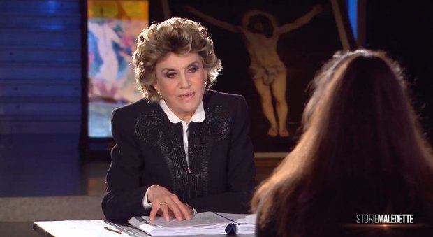 Franca Leosini durante l'intervista a Sabrina Misseri nel carcere di Taranto
