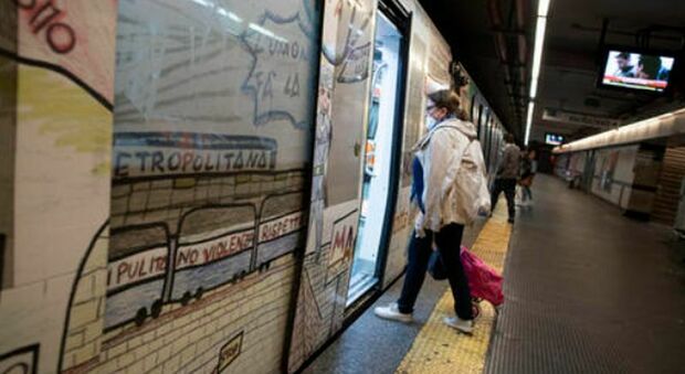 Caos Metro A, scivola sui binari e viene investito da un treno: morto 74enne