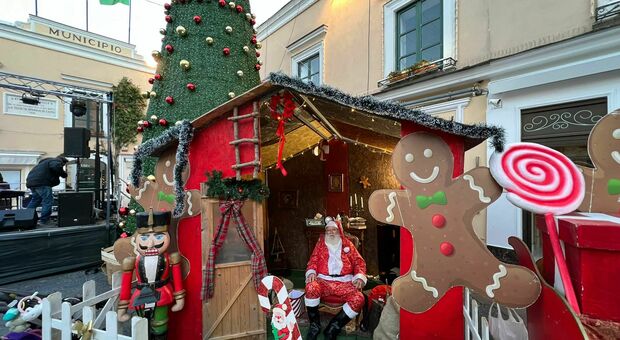 A Capri è già Natale con l'arrivo di Babbo Natale nella Piazzetta