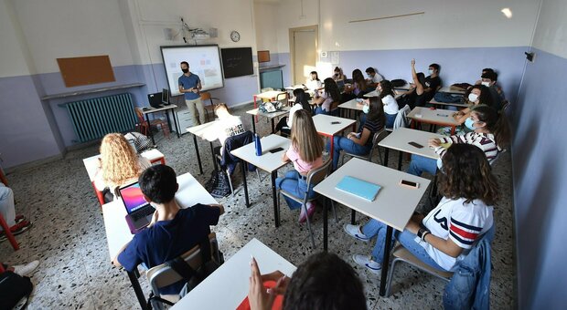 Covid a scuola, l'assessore alla Sanità del Lazio: «Da inizio anno 336 studenti positivi su 296 plessi»