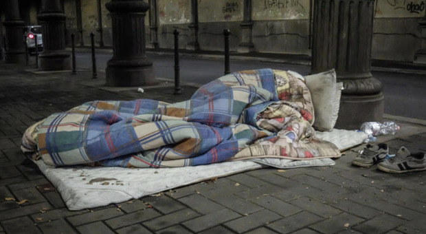 Trovato un senzatetto a Milano senza vita: il suo corpo era davanti a degli uffici