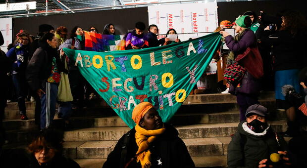 Cinque donne fanno causa allo stato del Texas per il divieto di abortire nonostante gli alti rischi medici