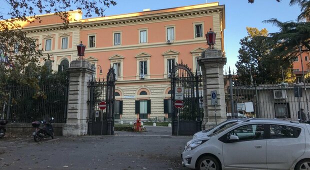 Roma, infermiere dell'Umberto I abusa della tirocinante: chiusa in una stanza e costretta a subire rapporti sessuali
