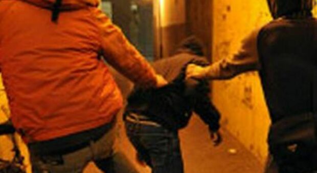 Messina, 15enne picchiato e rapinato dal branco in centro. Fermati gli aggressori: sono 4 tunisini di età compresa fra 19 e 22 anni