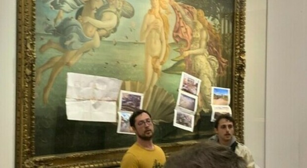 Ultima Generazione, blitz agli Uffizi: fotografie attaccate alla Venere di Botticelli. Cosa è successo