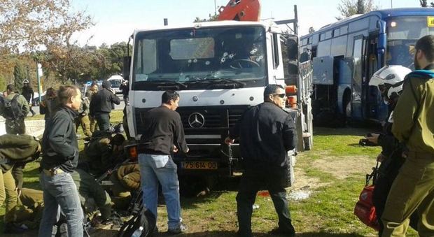 Israele, camion sulla folla: 4 morti e 20 feriti a Gerusalemme, attentatore "neutralizzato"