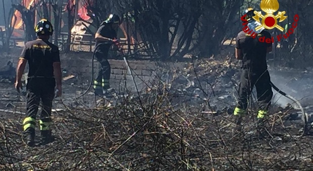 Mostacciano, bruciano sterpaglie: evacuati i bimbi della scuola Arcobaleno
