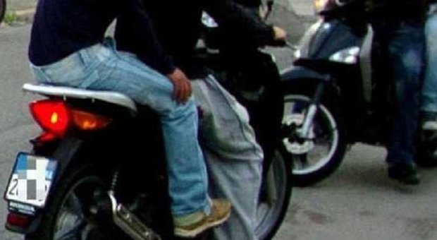 «Dammi lo scooter o sparo»: la vittima in fuga, preso il bandito