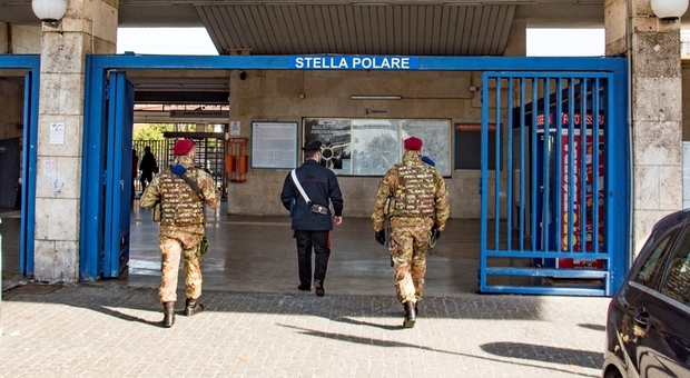 Roma, ubriaco minaccia i militari con una bottiglia rotta: arrestato alla stazione metro