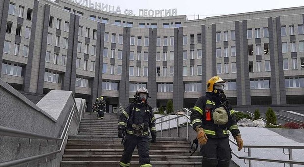 Incendio in un ospedale Covid di San Pietroburgo: 5 morti, 150 evacuati