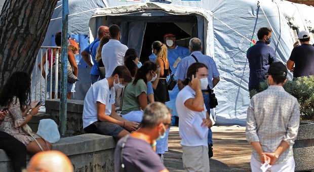 Covid Campania: 171 casi e una vittima, 32 contagi legati al rientro dalle vacanze
