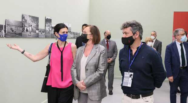 Maradona, il ministro Lamorgese inaugura la mostra fotografica