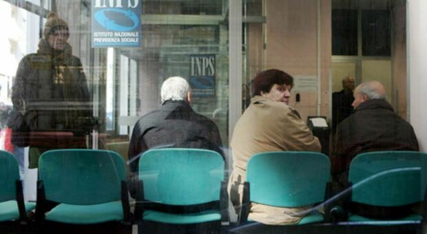 Manovra, stangata sulle pensioni: «Fino a 2.700 euro in meno all'anno». Ecco per chi