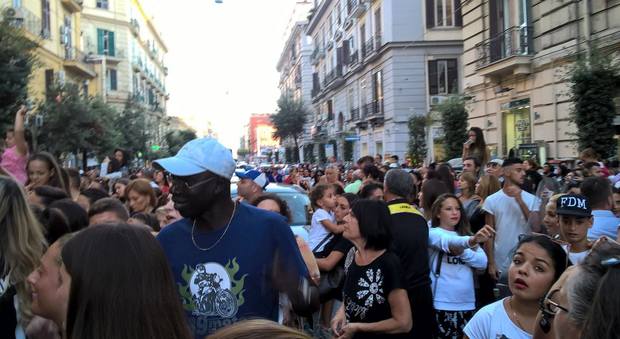 Folla in delirio, corso Garibaldi paralizzato per l'arrivo di Gabriel Garko