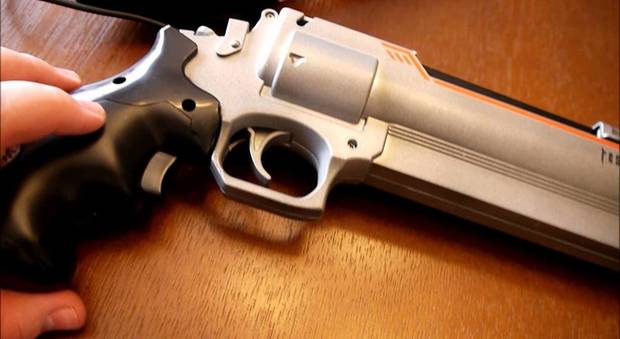 Usa, si siede per sbaglio su una pistola: un proiettile lo colpisce in mezzo alle gambe