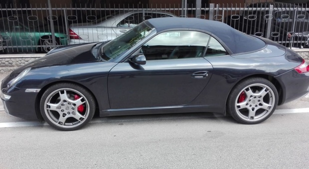 Macerata, Porsche da 100mila euro rubata e in vendita: tre denunciati