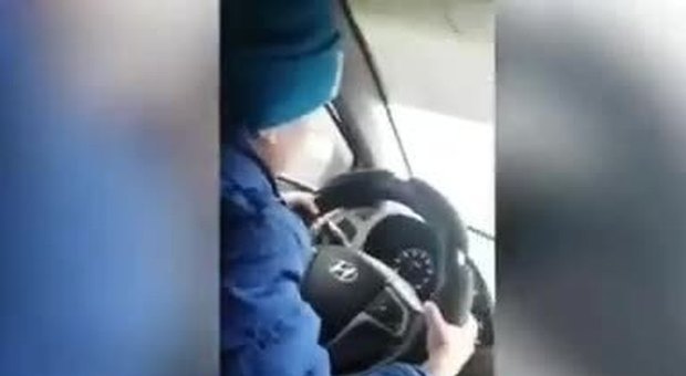 Mamma lascia guidare il figlio di 6 anni in autostrada e pubblica il video: andava a 130 km all'ora