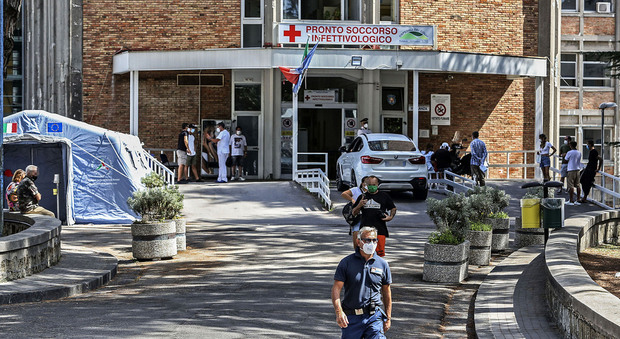 Covid Campania, ospedali sotto stress: reparti pieni, posti solo in intensiva