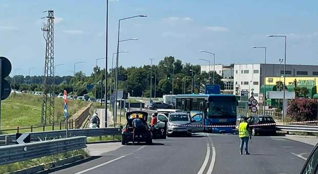 Tamponamento tra furgoni sulla Treviso Mare, l'autista Atvo sterza e impatta contro un'auto: feriti. Code sotto il sole