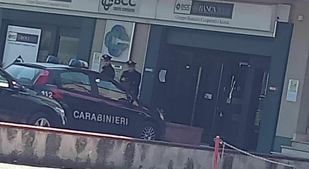 I carabinieri davanti alla banca di Sassano