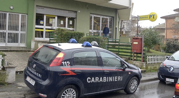 Carabinieri all'ufficio postale di Piazza Tevere (Foto Meloccaro)