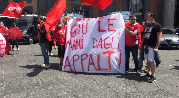 Napoli, lavoratori aeroportuali in piazza Plebiscito: «Certezze per il futuro»