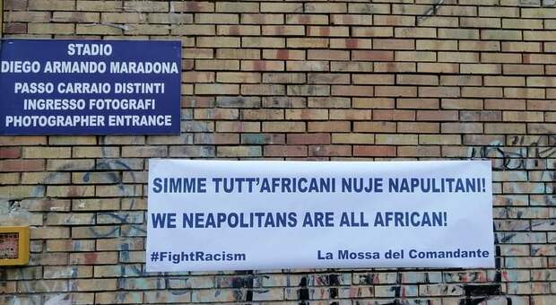 Napoli-Torino, «Simme tutt’africani»: striscioni contro il razzismo allo stadio Maradona dopo gli insulti a Koulibaly