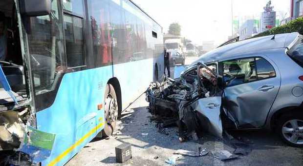 Bus di linea si schianta contro due auto a Settala: 10 feriti tra i passeggeri