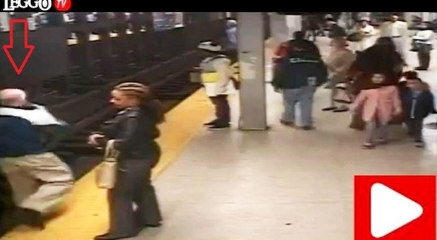 L'uomo cade sui binari della metro: panico in stazione, ma non tutti i passeggeri fuggono...
