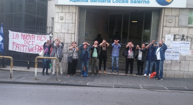 Salerno- via Nizza, sede dell'Asl, la protesta dei dipendenti della Nuova Ises