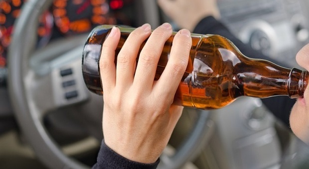 Ubriaca alla guida si schianta contro il palo della luce: 26enne nei guai