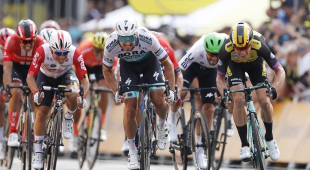 Tour de France, Teunissen vince in volata la prima tappa. Secondo Sagan