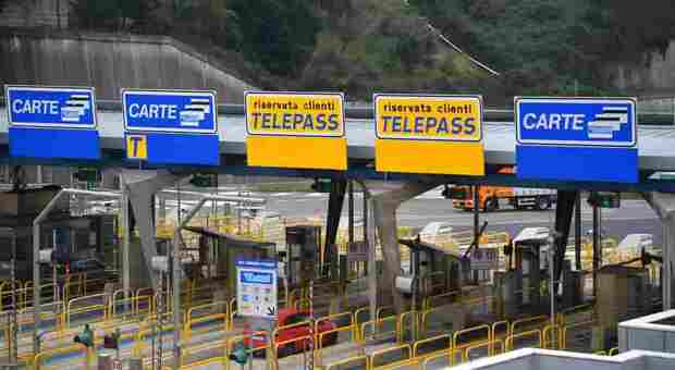 Autostrada gratis, suocera e nuora dribblano il Telepass per 90 volte: il giudice le assolve, ecco il motivo