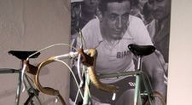 Mette in mostra la storica bici Bianchi di Fausto Coppi, i ladri la rubano dall'esposizione