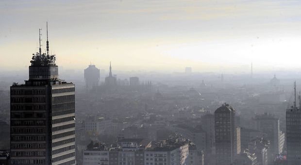Milano, emergenza smog: «Inquinamento allarmante». Anticipate a domani le misure di secondo livello